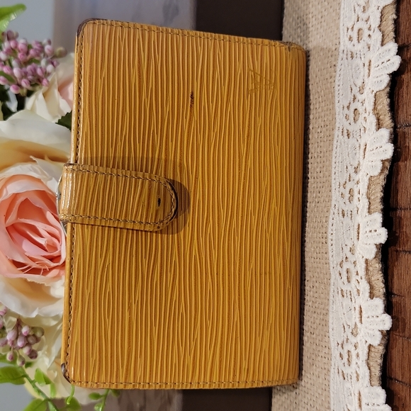 Authentic Louis Vuitton Epi yellow kisslock wallet - Picture 2 of 10